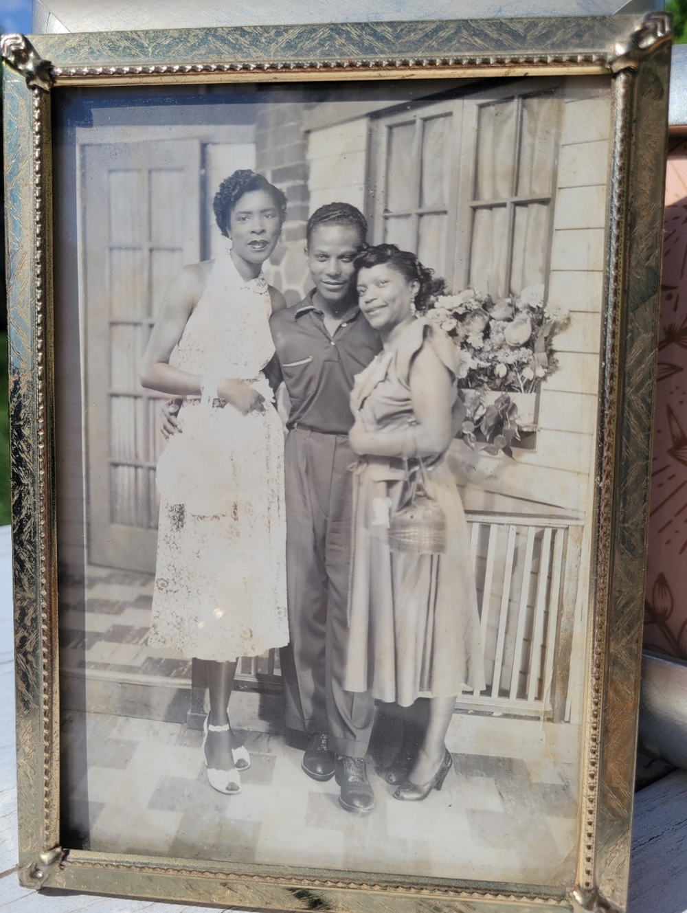 Vintage Family Photo Metal Frame ~ 1940s - 1950s (?) Beautiful Family Image!